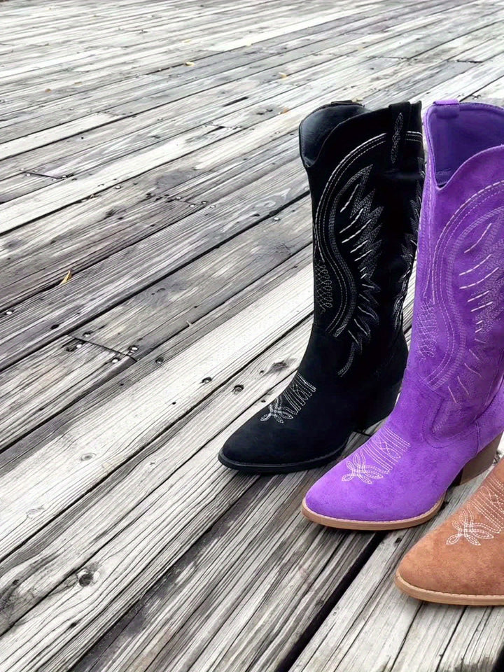 Damen Westernstiefel mit Stickerei | Wadenhohe Stiefel in Wildleder-Optik mit Blockabsatz und spitzer Zehenpartie