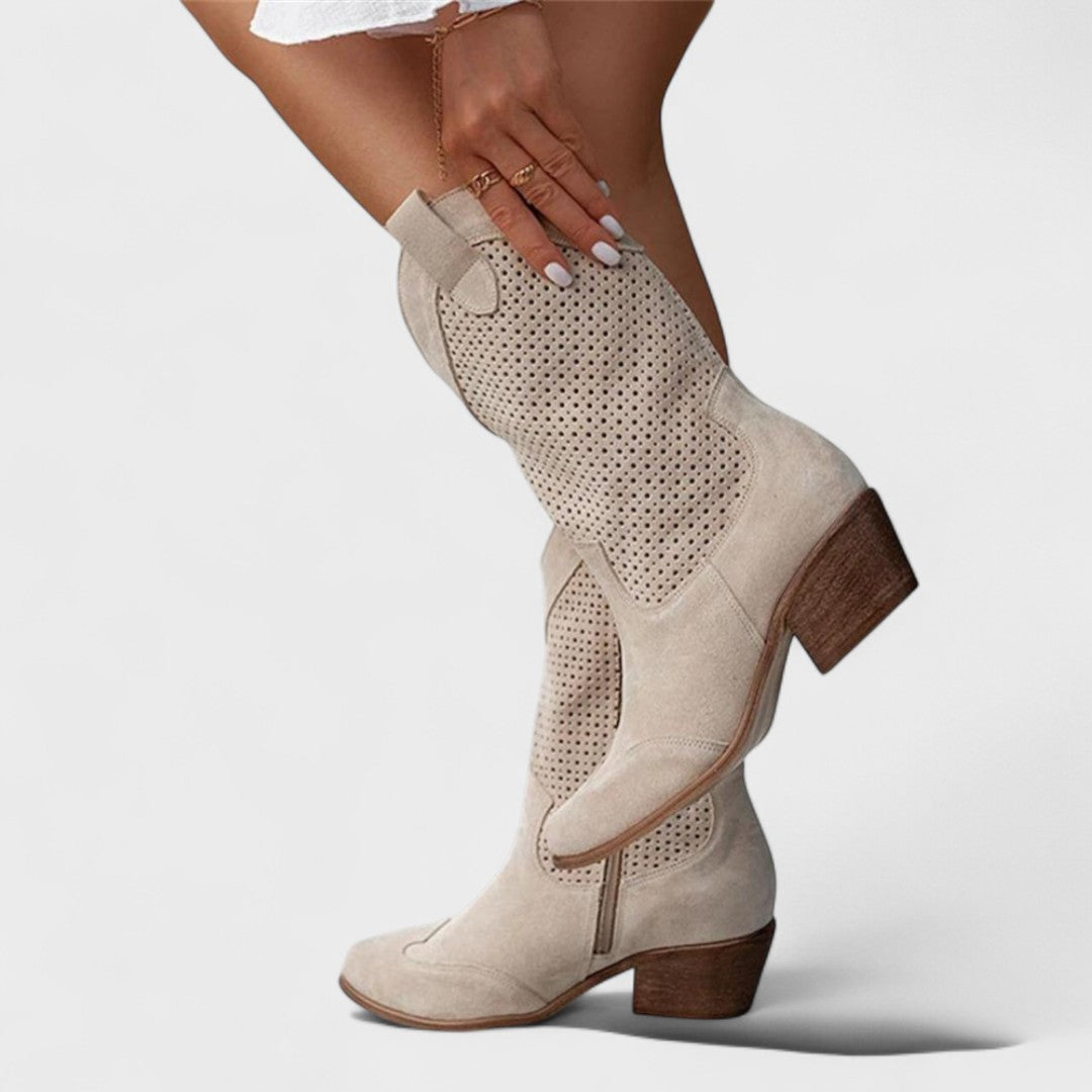 Damen Westernstiefel perforiert | Wadenhohe Stiefel in Wildleder-Optik mit spitzer Zehenpartie und niedrigem Blockabsatz