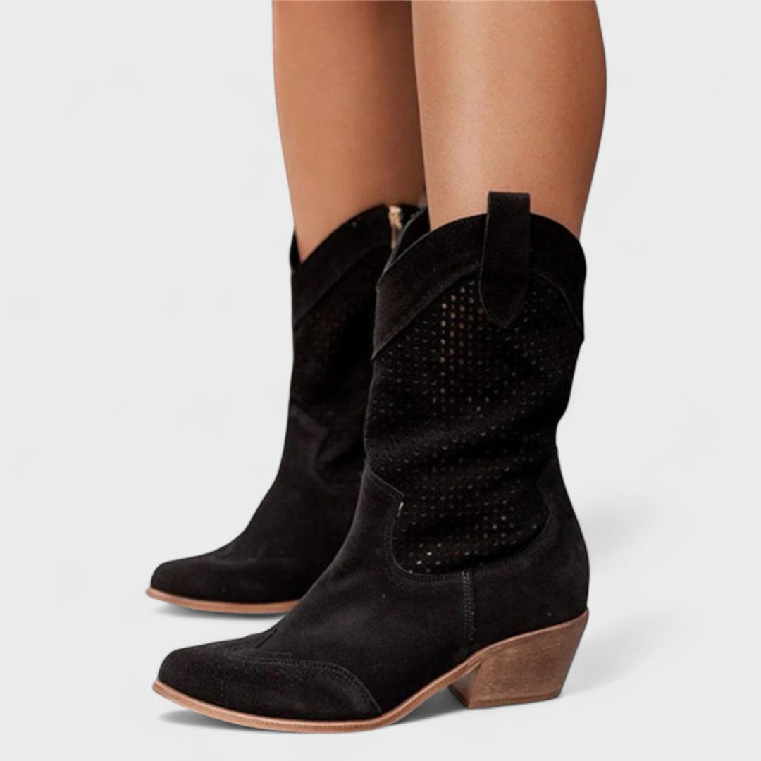 Damen Westernstiefel perforiert | Wadenhohe Stiefel in Wildleder-Optik mit spitzer Zehenpartie und niedrigem Blockabsatz