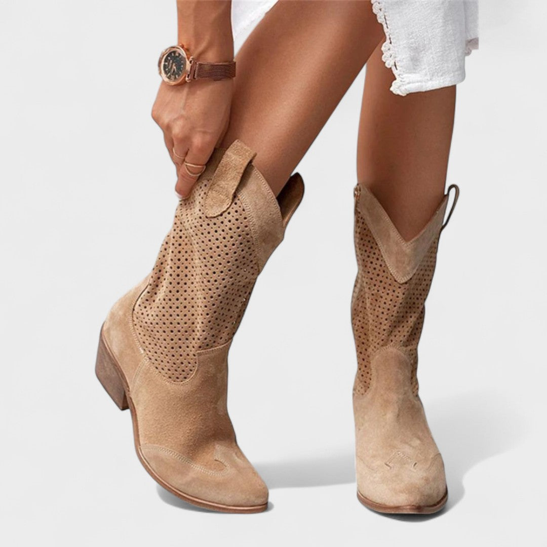 Damen Westernstiefel perforiert | Wadenhohe Stiefel in Wildleder-Optik mit spitzer Zehenpartie und niedrigem Blockabsatz