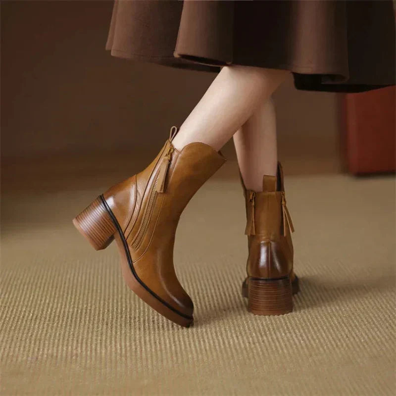 Damen Stiefeletten mit Blockabsatz | Runde Zehenpartie, seitlicher Reißverschluss und Anziehlasche | Chelsea-Stil für Herbst