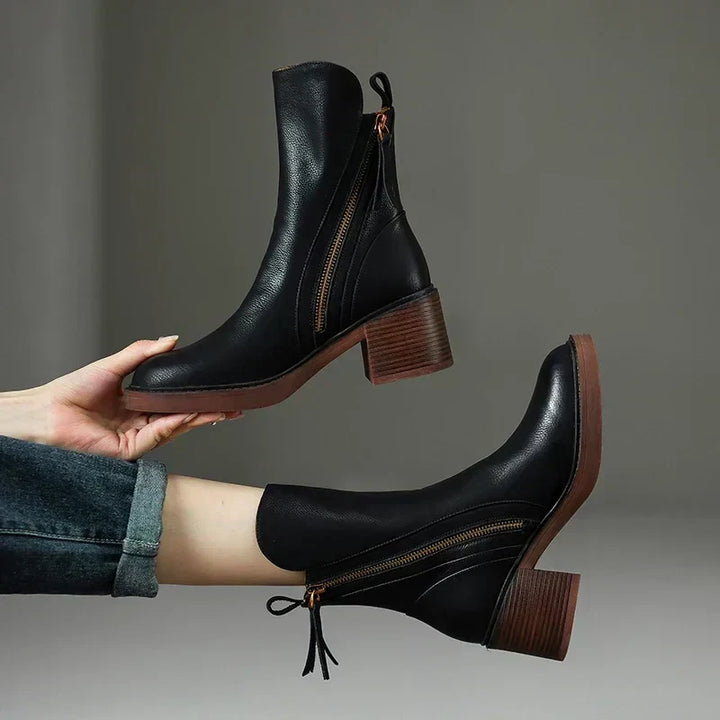 Damen Stiefeletten mit Blockabsatz | Runde Zehenpartie, seitlicher Reißverschluss und Anziehlasche | Chelsea-Stil für Herbst