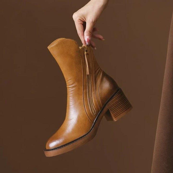 Damen Stiefeletten mit Blockabsatz | Spitze Zehenpartie, Plateausohle und seitlicher Reißverschluss mit Bommelzug