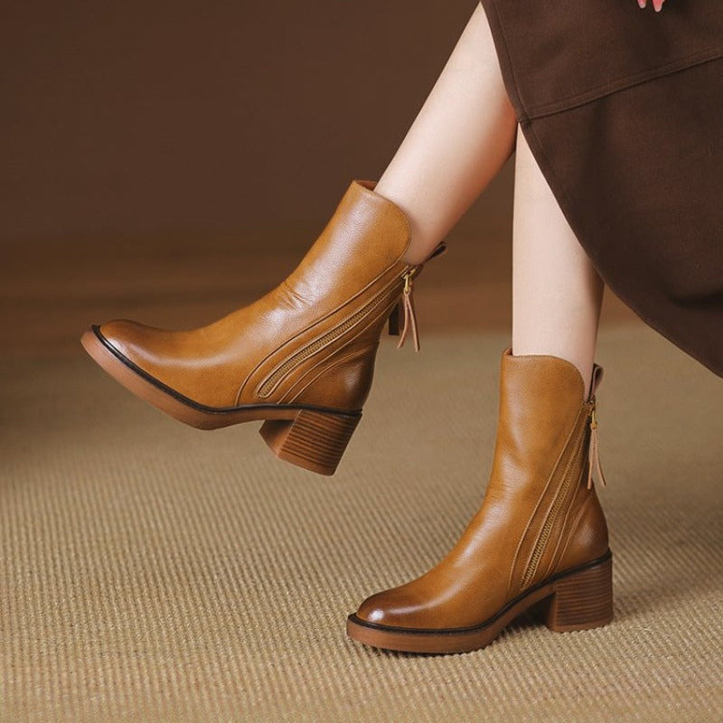 Damen Stiefeletten mit Blockabsatz | Spitze Zehenpartie, Plateausohle und seitlicher Reißverschluss mit Bommelzug