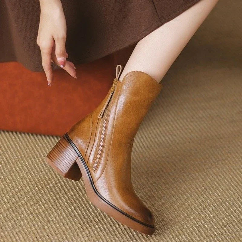 Damen Stiefeletten mit Blockabsatz | Spitze Zehenpartie, Plateausohle und seitlicher Reißverschluss mit Bommelzug