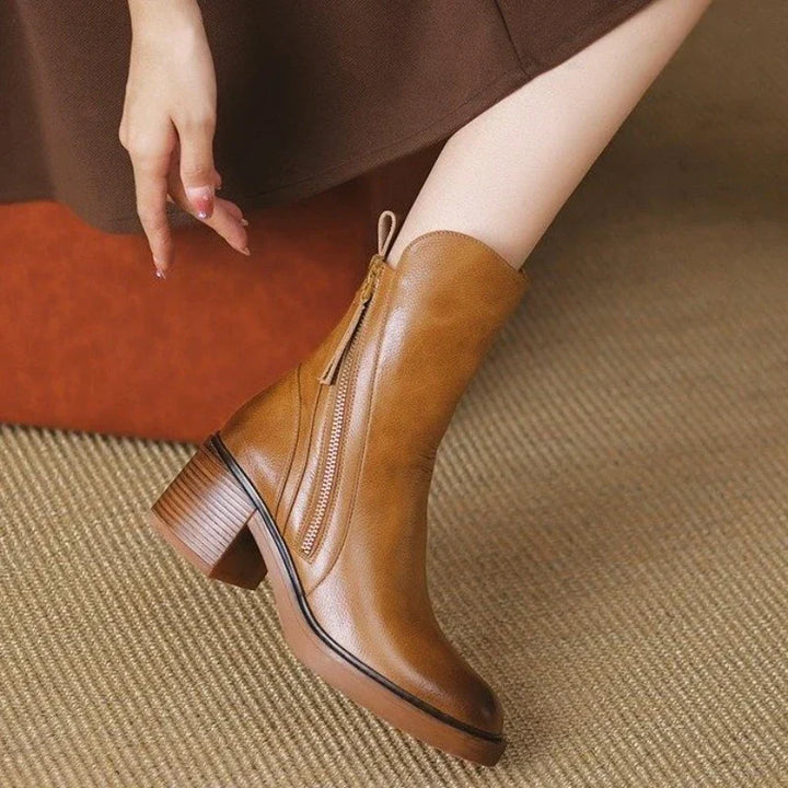 Damen Stiefeletten mit Blockabsatz | Spitze Zehenpartie, Plateausohle und seitlicher Reißverschluss mit Bommelzug