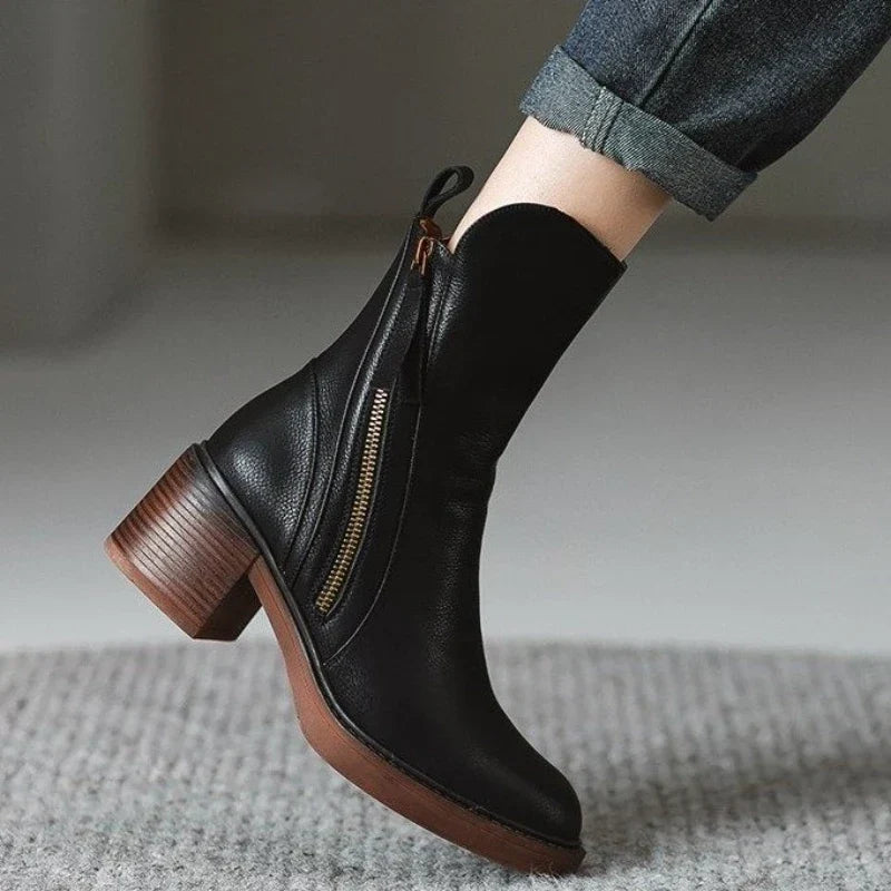 Damen Stiefeletten mit Blockabsatz | Spitze Zehenpartie, Plateausohle und seitlicher Reißverschluss mit Bommelzug