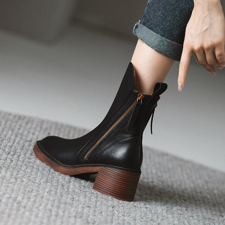 Damen Stiefeletten mit Blockabsatz | Spitze Zehenpartie, Plateausohle und seitlicher Reißverschluss mit Bommelzug