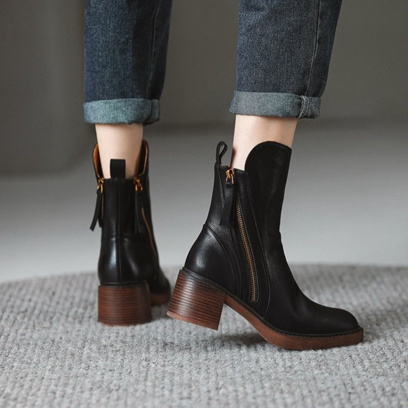 Damen Stiefeletten mit Blockabsatz | Spitze Zehenpartie, Plateausohle und seitlicher Reißverschluss mit Bommelzug