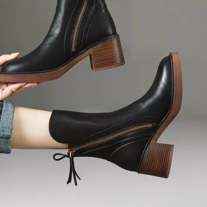 Damen Stiefeletten mit Blockabsatz | Spitze Zehenpartie, Plateausohle und seitlicher Reißverschluss mit Bommelzug
