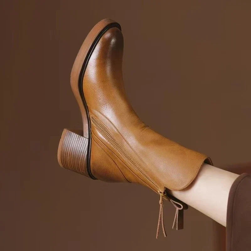 Damen Stiefeletten mit Blockabsatz | Spitze Zehenpartie, Plateausohle und seitlicher Reißverschluss mit Bommelzug