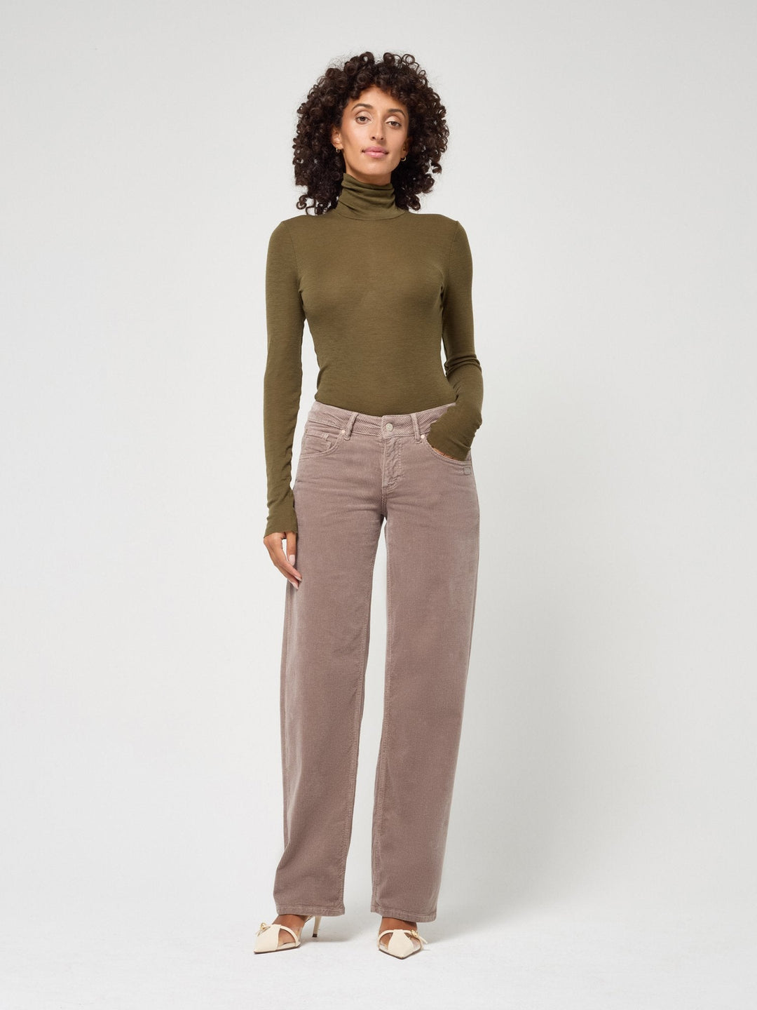 Cordhose Damen | Low Rise Straight Fit mit weitem Bein | Weicher Stretch-Cord | 5-Pocket-Style | Normale Beinlänge