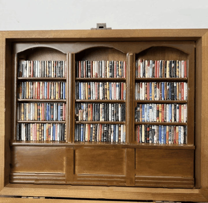 Miniatur Bücherregal aus Holz mit gefalteten Mini-Büchern | Handgefertigt, öffnbar &amp; neu sortierbar | Entspannendes Geschenk für Bücherfans | 25×20×8 cm