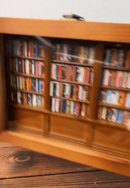 Miniatur Bücherregal aus Holz mit gefalteten Mini-Büchern | Handgefertigt, öffnbar &amp; neu sortierbar | Entspannendes Geschenk für Bücherfans | 25×20×8 cm