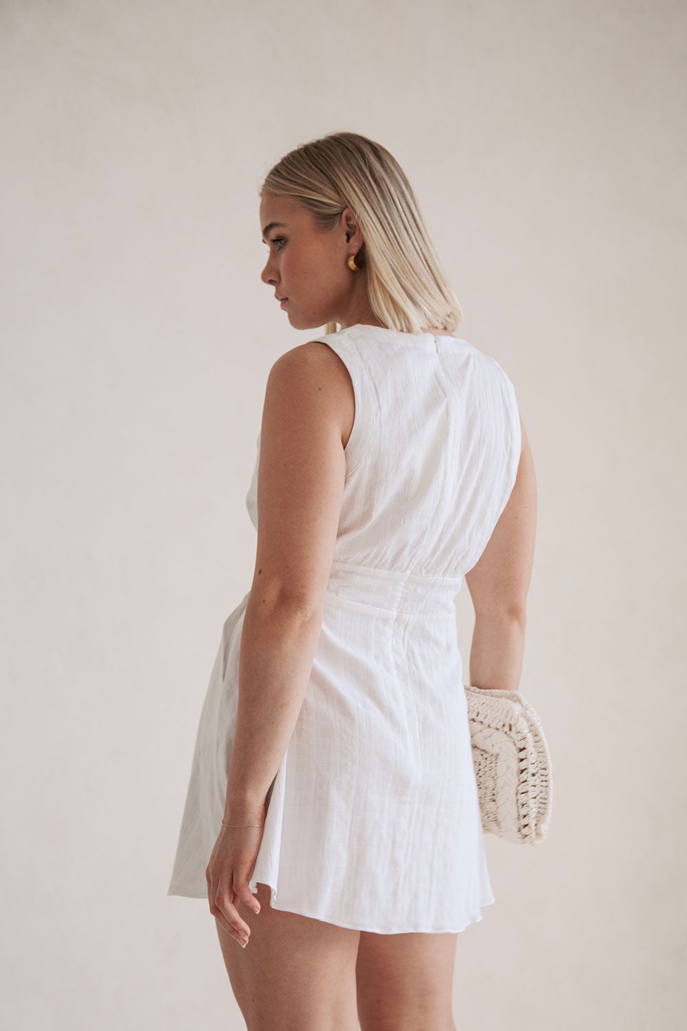 Damen Sommerkleid mit V-Ausschnitt &amp; Taillenband | Ärmelloses Minikleid mit Taschen | Femininer Freizeit-Look