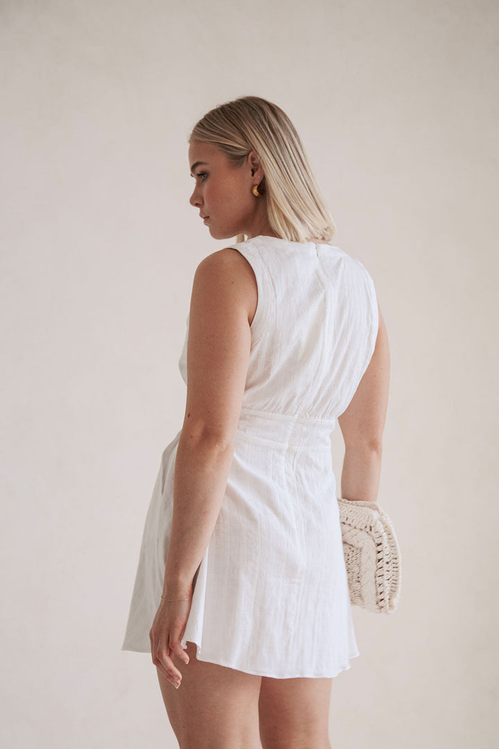Damen Sommerkleid mit V-Ausschnitt &amp; Taillenband | Ärmelloses Minikleid mit Taschen | Femininer Freizeit-Look