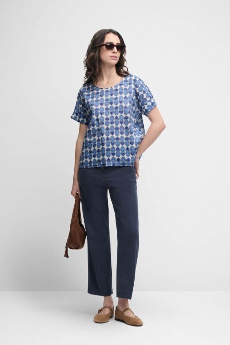 Damen Bluse | Kurz geschnittene Bluse mit Rundhalsausschnitt und markantem Allover-Print