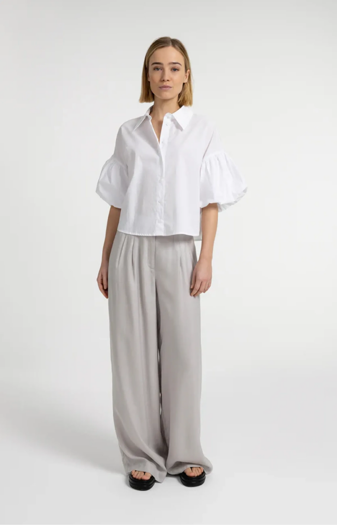 Damen Bluse | Oversize-Bluse mit kurzen Ballonärmeln, Kragen und Knopfleiste