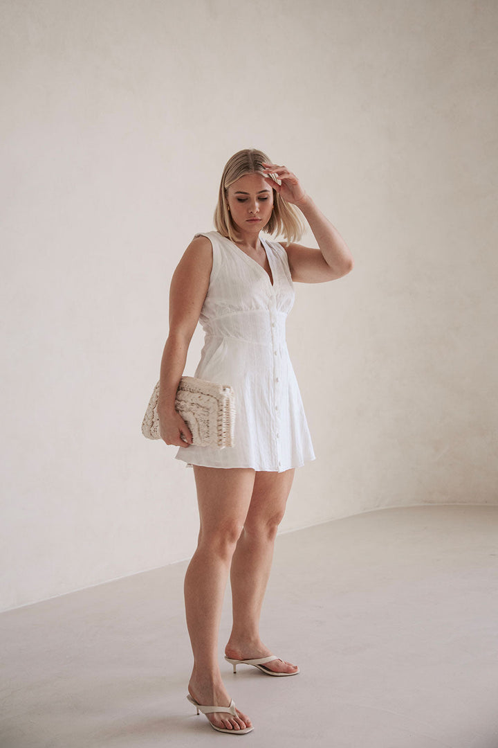 Damen Sommerkleid mit V-Ausschnitt &amp; Taillenband | Ärmelloses Minikleid mit Taschen | Femininer Freizeit-Look