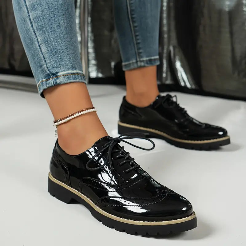 Damen Oxford-Schuhe mit Lack-Optik | Robuste Profilsohle &amp; Brogue-Details | Elegante Schnürschuhe für Büro und Alltag