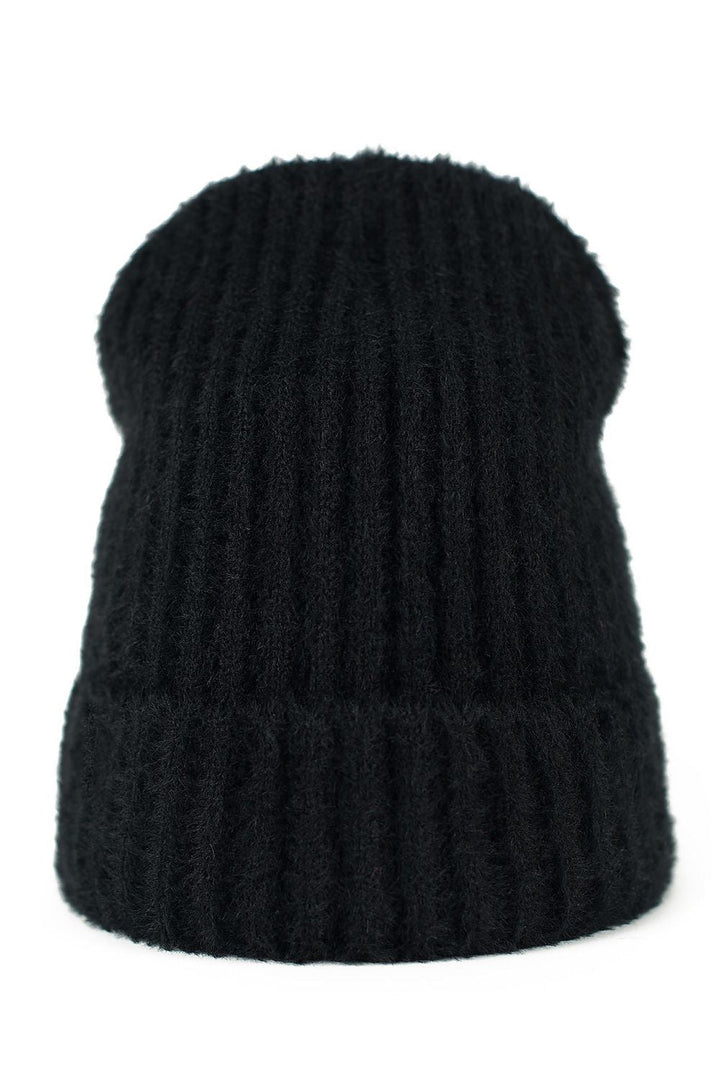 Flauschige Wintermütze mit Umschlag | Elastische Beanie mit weicher Oberfläche und Platz für hochgesteckte Haare | Aus Polen