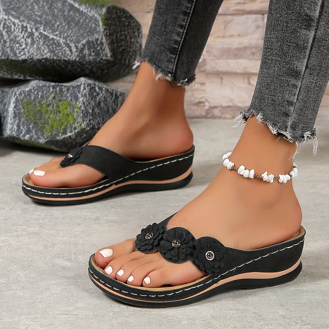 Damen Sandalen mit Blumen-Design | Bequeme Fußbett-Unterstützung | Leichter Slip-on für Sommer &amp; Urlaub | Millicent