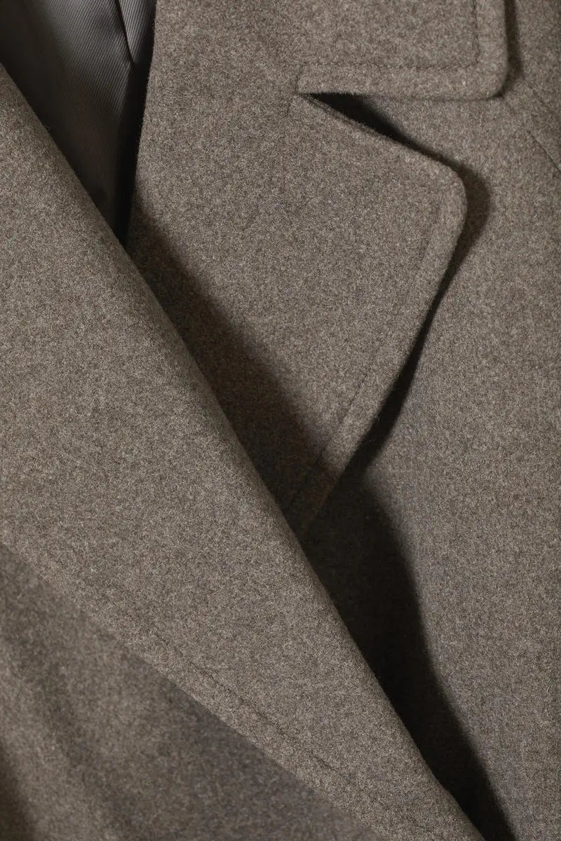 Damen Mantel lang mit Reverskragen | Zweireihiger Mantel mit Knopfverschluss, geradem Schnitt und Seitentaschen für elegante Outfits
