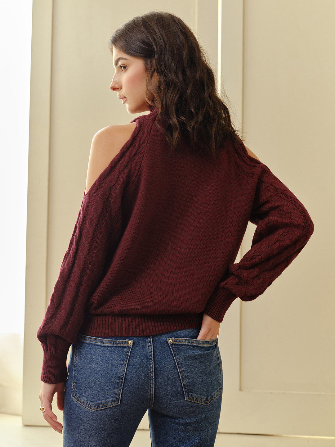 Damen Strickpullover mit Schulterausschnitten | Zopfmuster auf der Vorderseite, hoher Kragen und lange Ärmel mit Rippbündchen