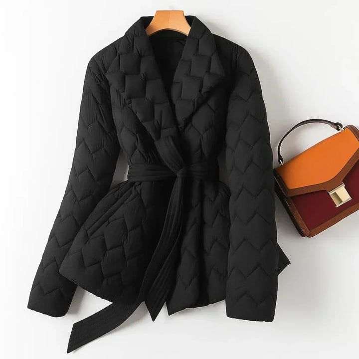 Damen Steppjacke mit Bindegürtel | Warme taillierte Jacke mit Schalkragen und wattierter Verarbeitung für kalte Tage
