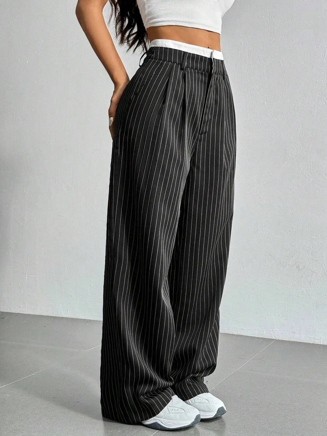 Damen High-Waist Hose | Gestreifte Stoffhose mit weitem Bein, lockerer Passform und praktischen Seitentaschen