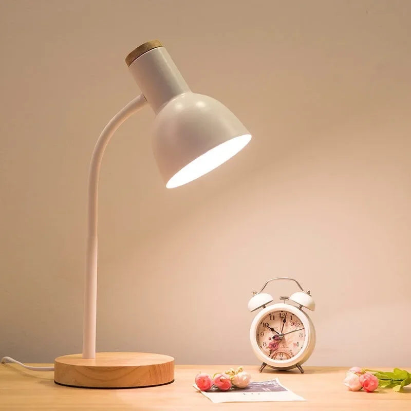 LED Schreibtischlampe | Verstellbare Tischleuchte aus Holz und Eisen im skandinavischen Design