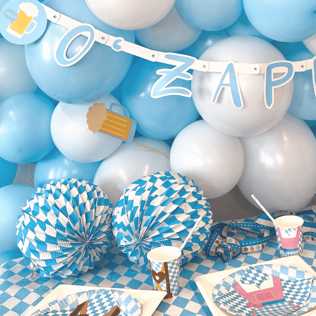 Oktoberfest Deko Set | 3-teiliges Papierdeko-Set in Hellblau und Weiß mit Girlanden und Papierfächern