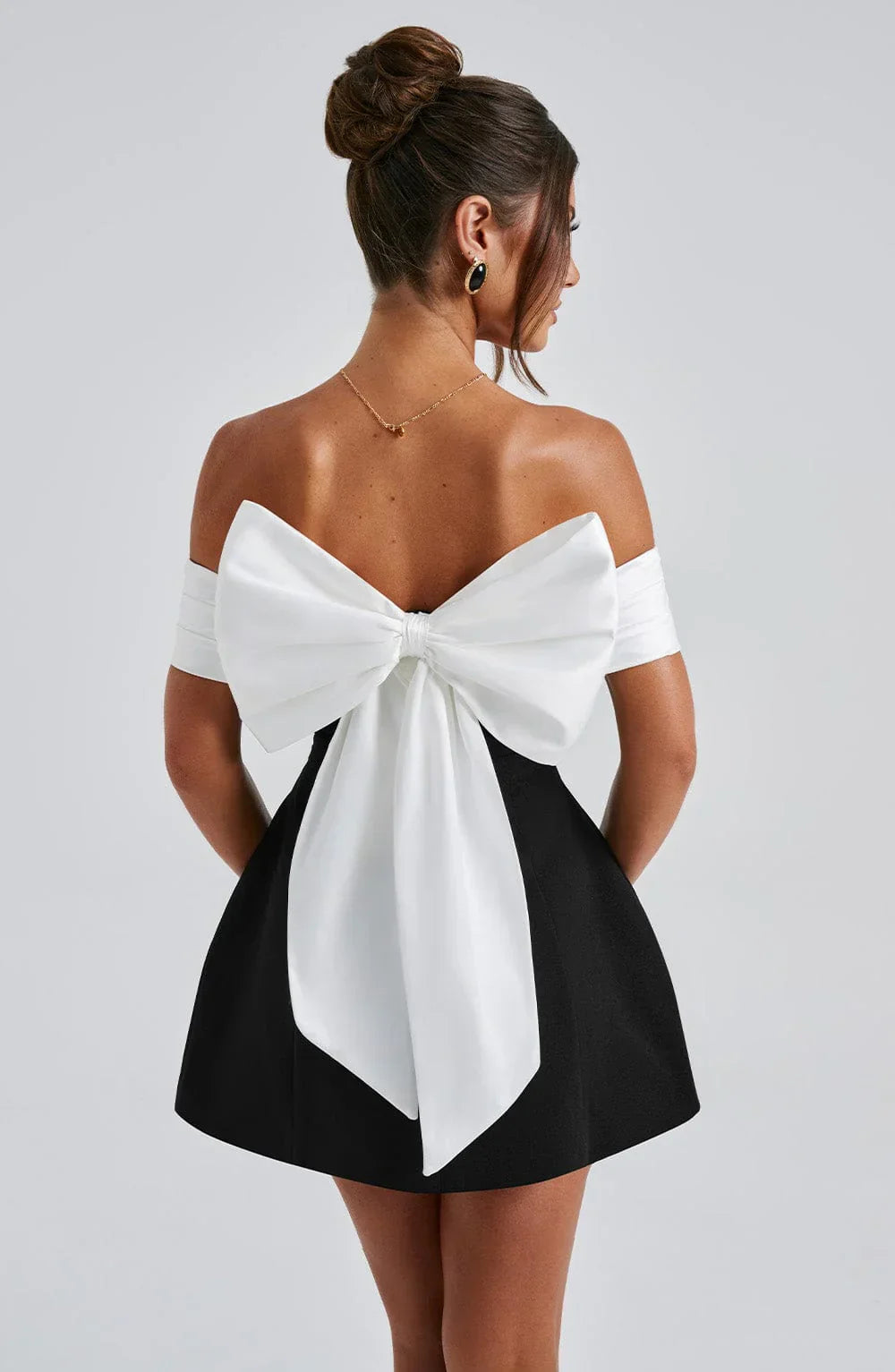 Rückenfreies Minikleid mit Schleife | Figurbetonter Schnitt für Party &amp; Date Night | Leichtes Tragegefühl | Größen S–L