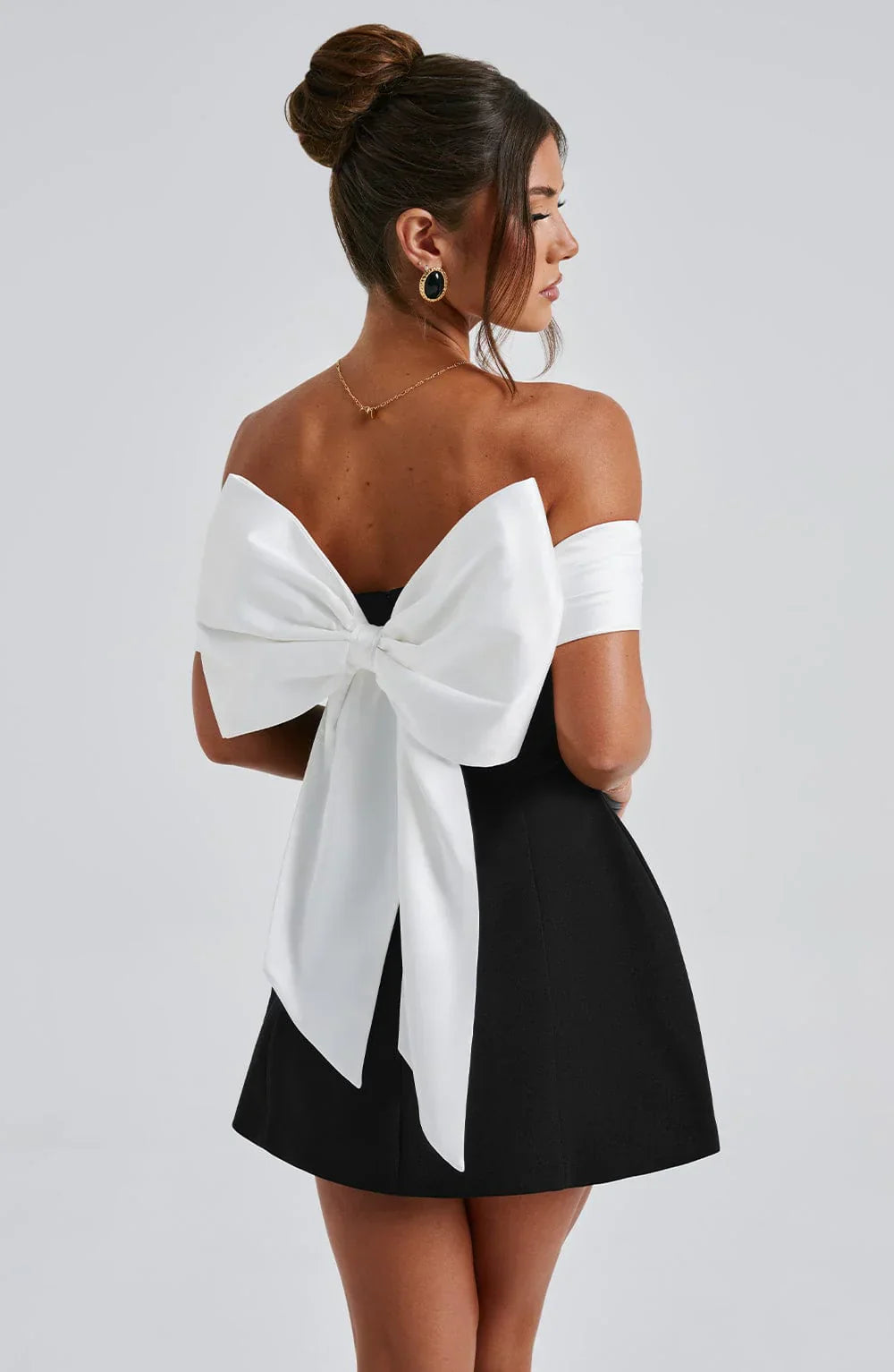 Rückenfreies Minikleid mit Schleife | Figurbetonter Schnitt für Party &amp; Date Night | Leichtes Tragegefühl | Größen S–L