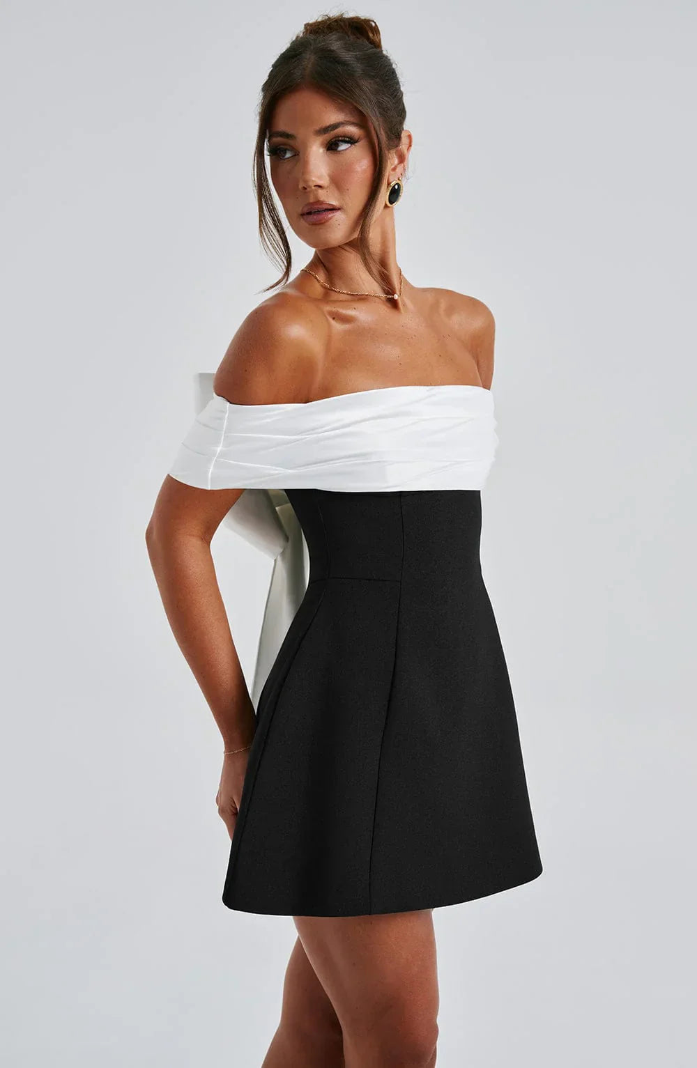 Rückenfreies Minikleid mit Schleife | Figurbetonter Schnitt für Party &amp; Date Night | Leichtes Tragegefühl | Größen S–L