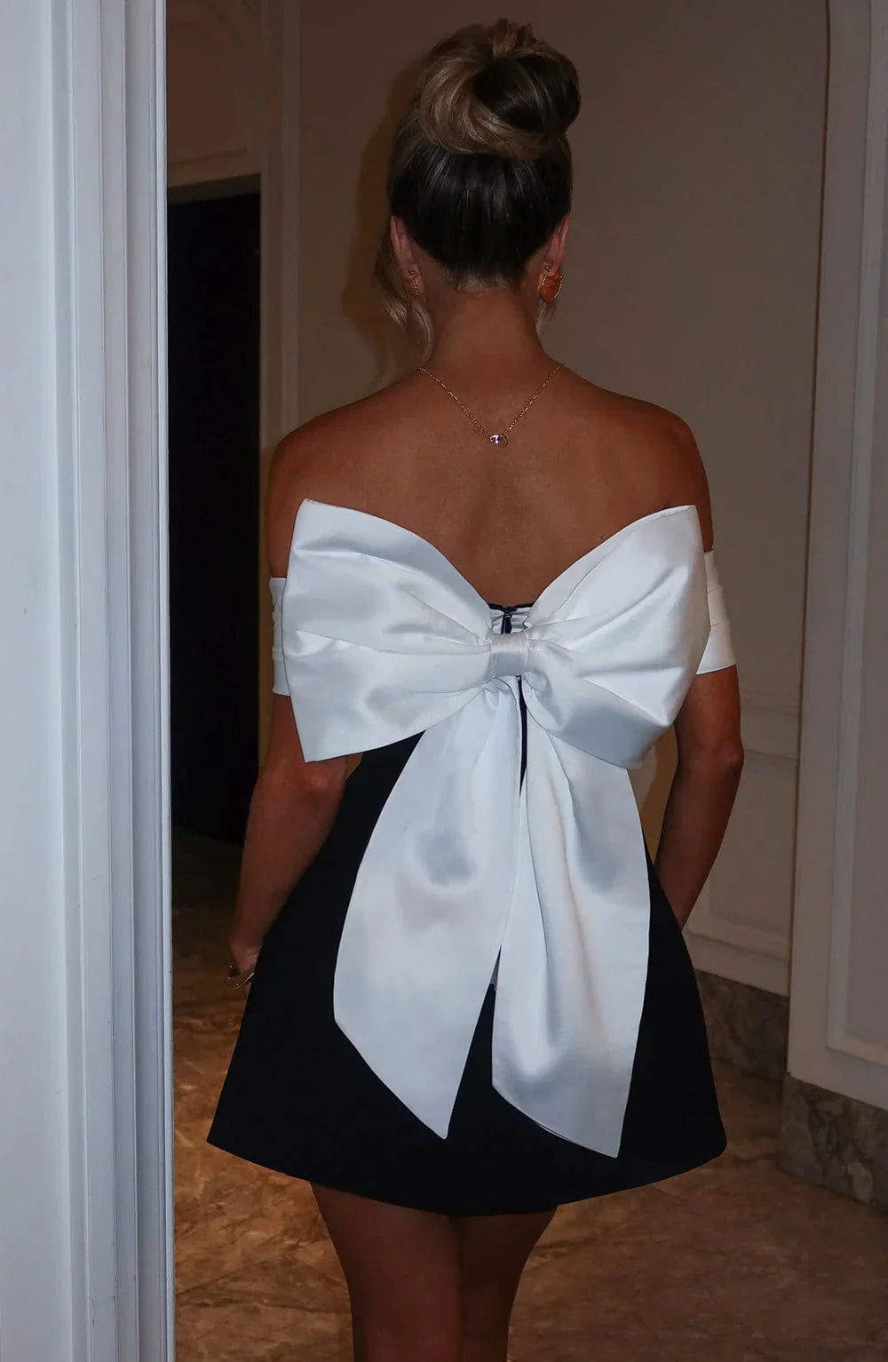 Rückenfreies Minikleid mit Schleife | Figurbetonter Schnitt für Party &amp; Date Night | Leichtes Tragegefühl | Größen S–L