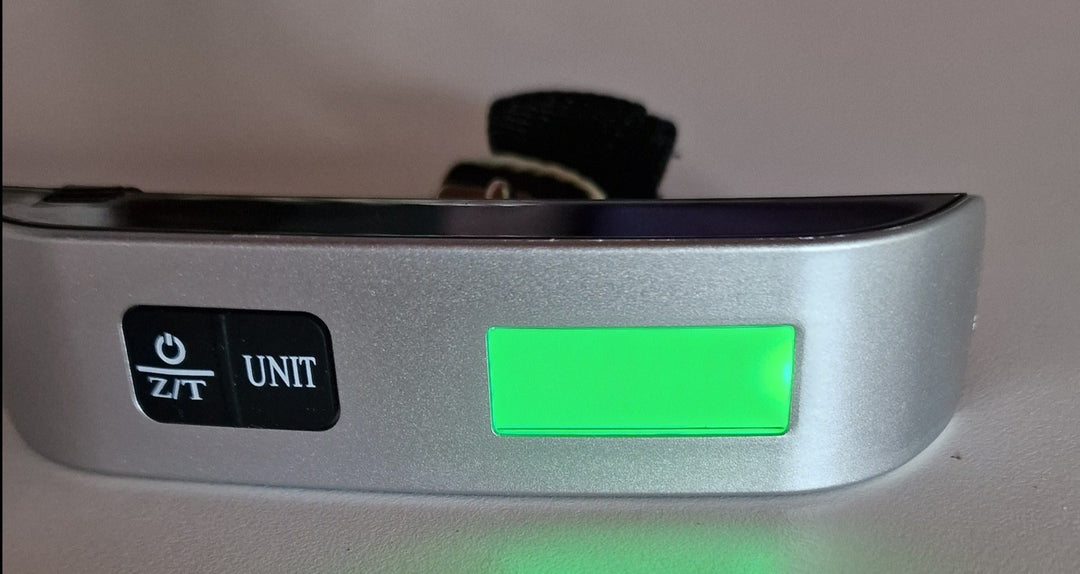Digitale Kofferwaage bis 50 kg Schwarz/Silber | Gepäckwaage mit kg/lbs-Anzeige, Nylonriemen und Knopfzellen-Batterie