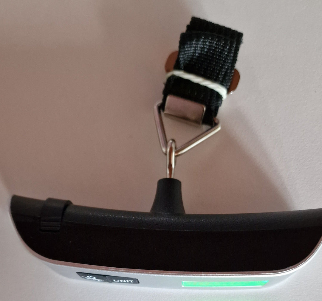 Digitale Kofferwaage bis 50 kg Schwarz/Silber | Gepäckwaage mit kg/lbs-Anzeige, Nylonriemen und Knopfzellen-Batterie
