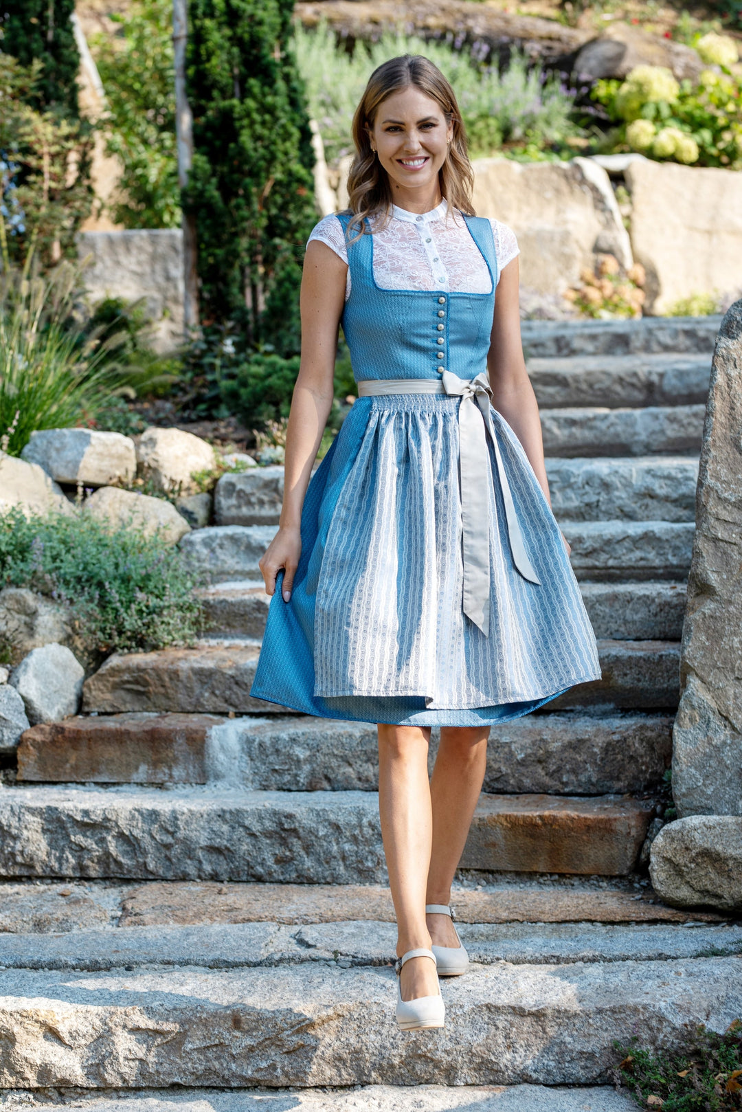 Dirndl Midi Damen | Rauchblaues Trachtenkleid mit Jacquard-Mieder, Schürze und 65 cm Rocklänge