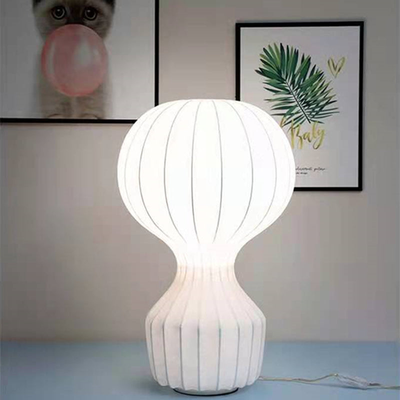 Ballon Tischlampe mit dimmbarer LED | Seidenstoff-Schirm mit Touch-Schalter | Skandinavisches Design für Wohn- und Schlafzimmer