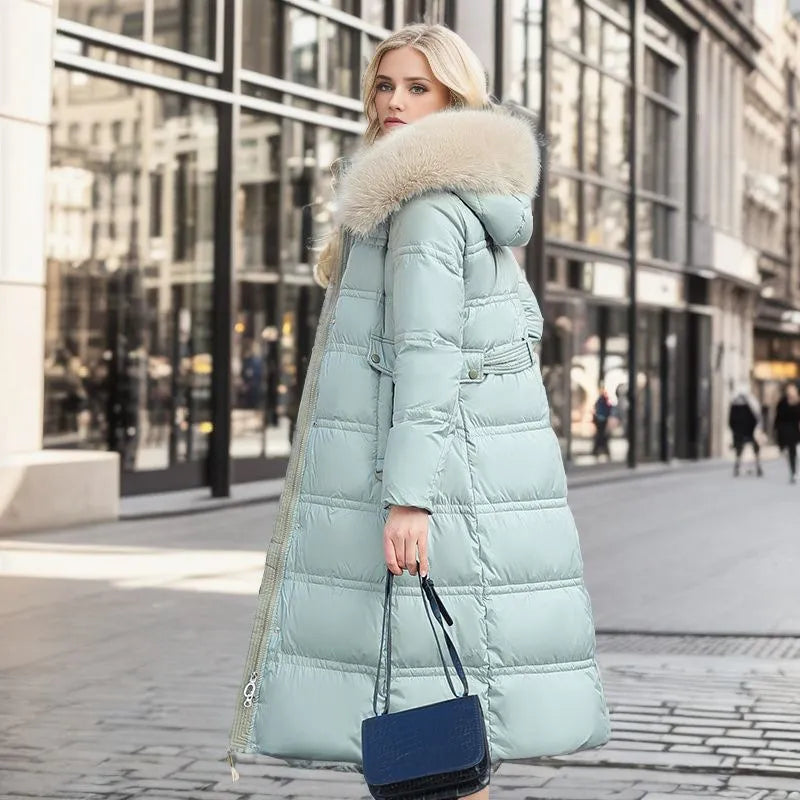 Damen lange Winterjacke mit Gürtel | Wintermantel mit Kapuze und Fellbesatz für feminine Winterlooks und kalte Tage