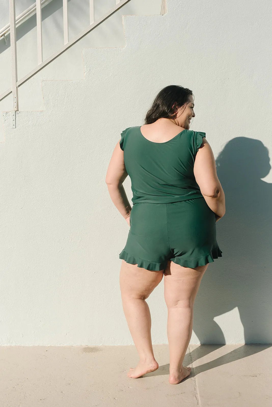 Damen Swim Romper mit Bauchkontrolle | V-Ausschnitt &amp; Rüschenschultern | schnelltrocknend, Vier-Wege-Stretch mit Shorts &amp; Taschen