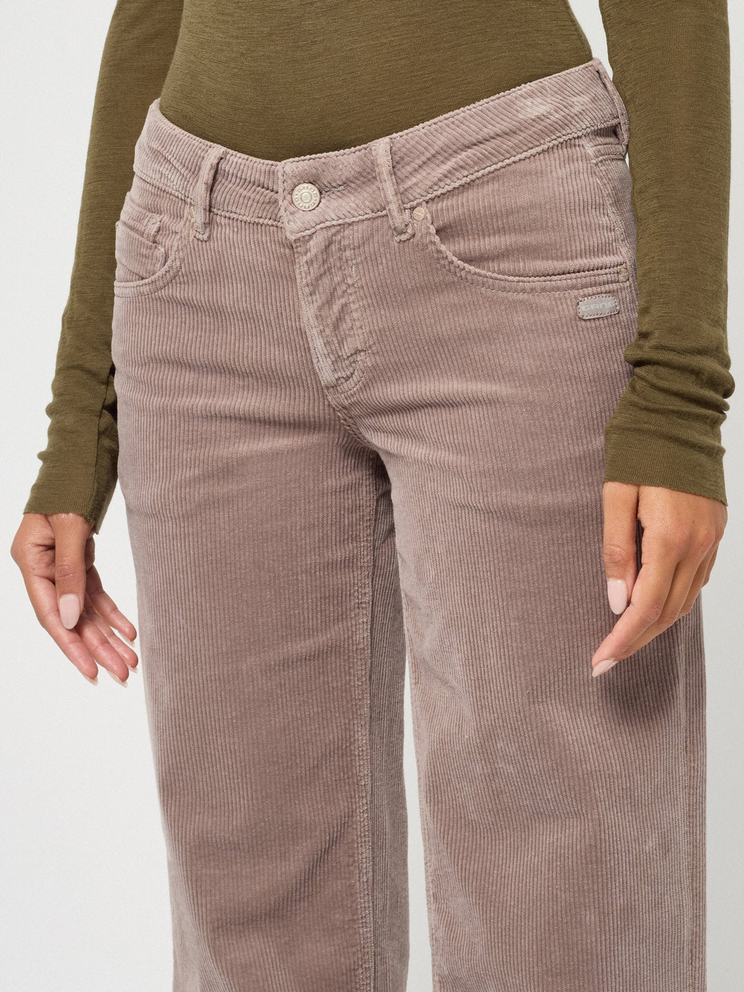 Cordhose Damen | Low Rise Straight Fit mit weitem Bein | Weicher Stretch-Cord | 5-Pocket-Style | Normale Beinlänge