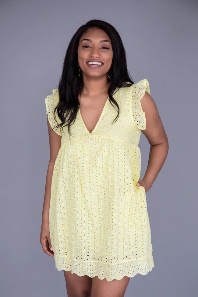 Romper im Kleid-Look aus Baumwolle mit Lochsaum | V-Ausschnitt &amp; Rüschenärmel | Taschen &amp; Shorts-Futter | leicht &amp; feminin | XS–3XL