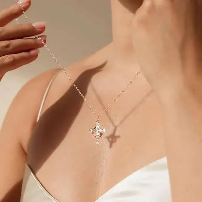 Collier avec pendentif croix et couronne | Symbole de foi et de force | Bijou expressif
