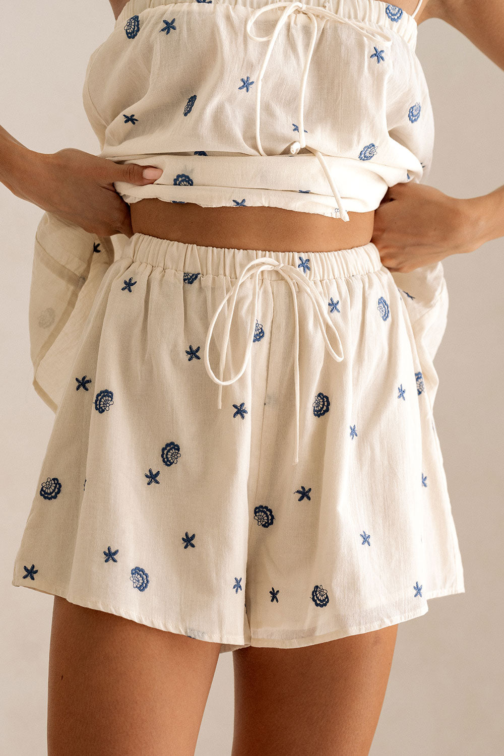 Damen Zweiteiler mit Stickerei | Cami Top &amp; Shorts | Luftiges Sommer-Set Coastal Charm