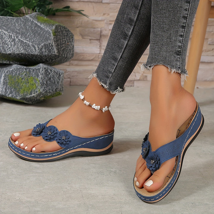 Damen Sandalen mit Blumen-Design | Bequeme Fußbett-Unterstützung | Leichter Slip-on für Sommer &amp; Urlaub | Millicent