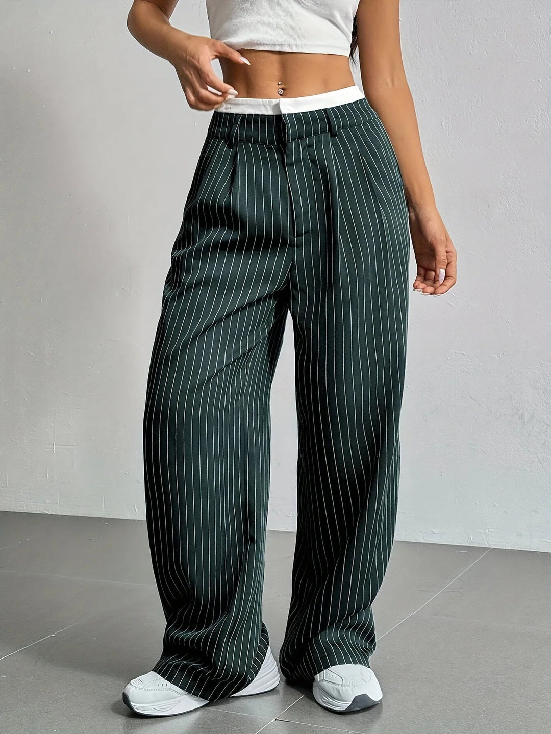 Damen High-Waist Hose | Gestreifte Stoffhose mit weitem Bein, lockerer Passform und praktischen Seitentaschen