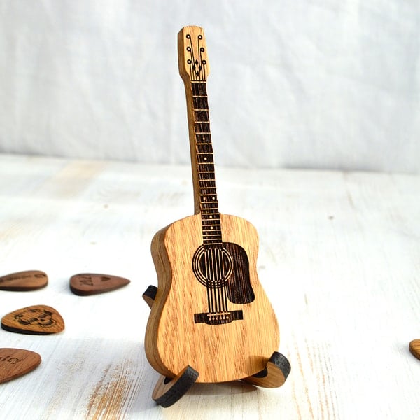 Personalisierte Gitarren-Plektrum Box aus Eichenholz | Mit Display-Ständer &amp; Platz für 3 Plektren | Geschenk für Gitarristen