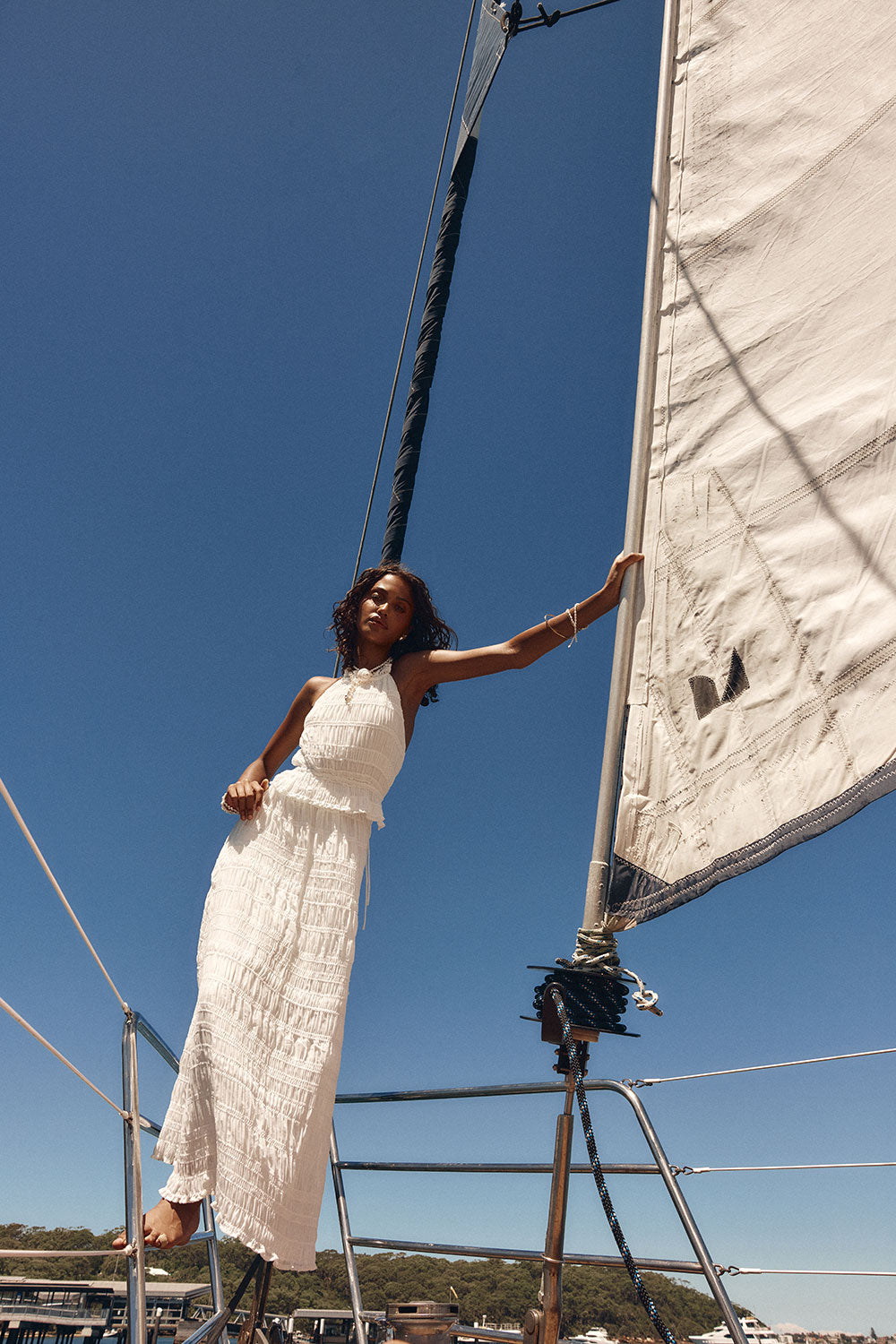 Damen Maxikleid Weiß mit offenem Rücken | Halterneck &amp; Volant-Taille | Geraffte Textur für Sommer &amp; Urlaub
